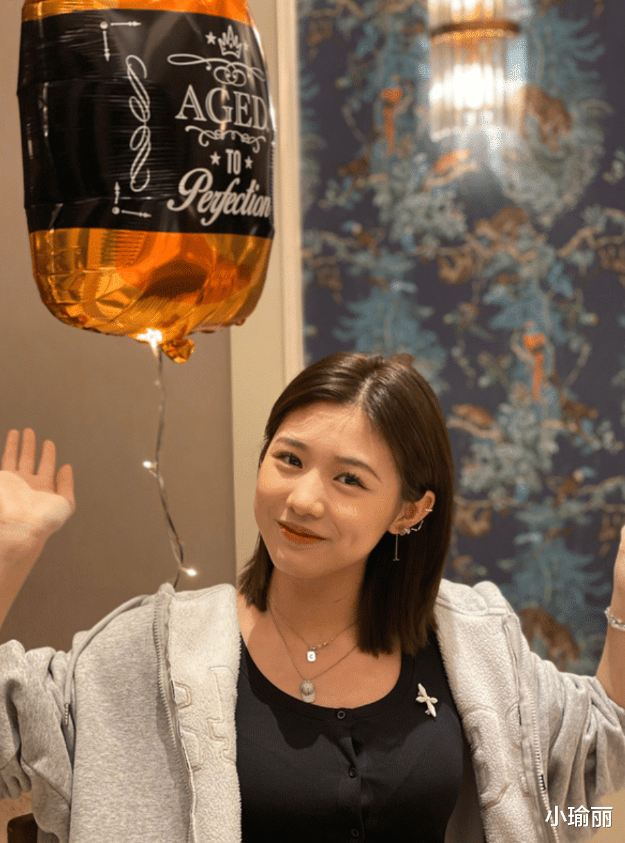 汪峰|汪峰大女儿私下照片曝光！透视低领上衣配皮裤，与异性贴身合影