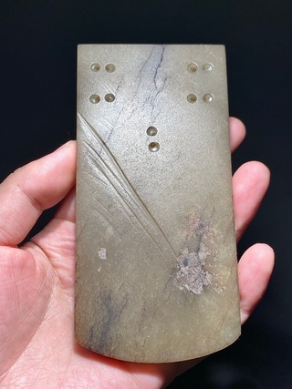 和田玉籽料|宋 和田玉籽料 留矦张文成 玉雕 道人纹 玉带板 铊尾 长:6.4 宽:1 高:13.2厘米 重:226.5克