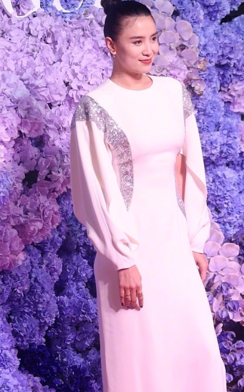 虞书欣|又有新的红毯：杨幂自带高级感，童瑶性感，汤唯拉开衣角后太抢眼