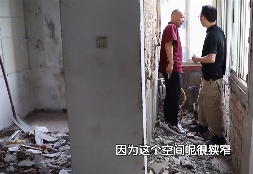 设计师|主妇囤物上瘾！50㎡家堆满杂物，吊顶塞满卫生纸，家人苦不堪言
