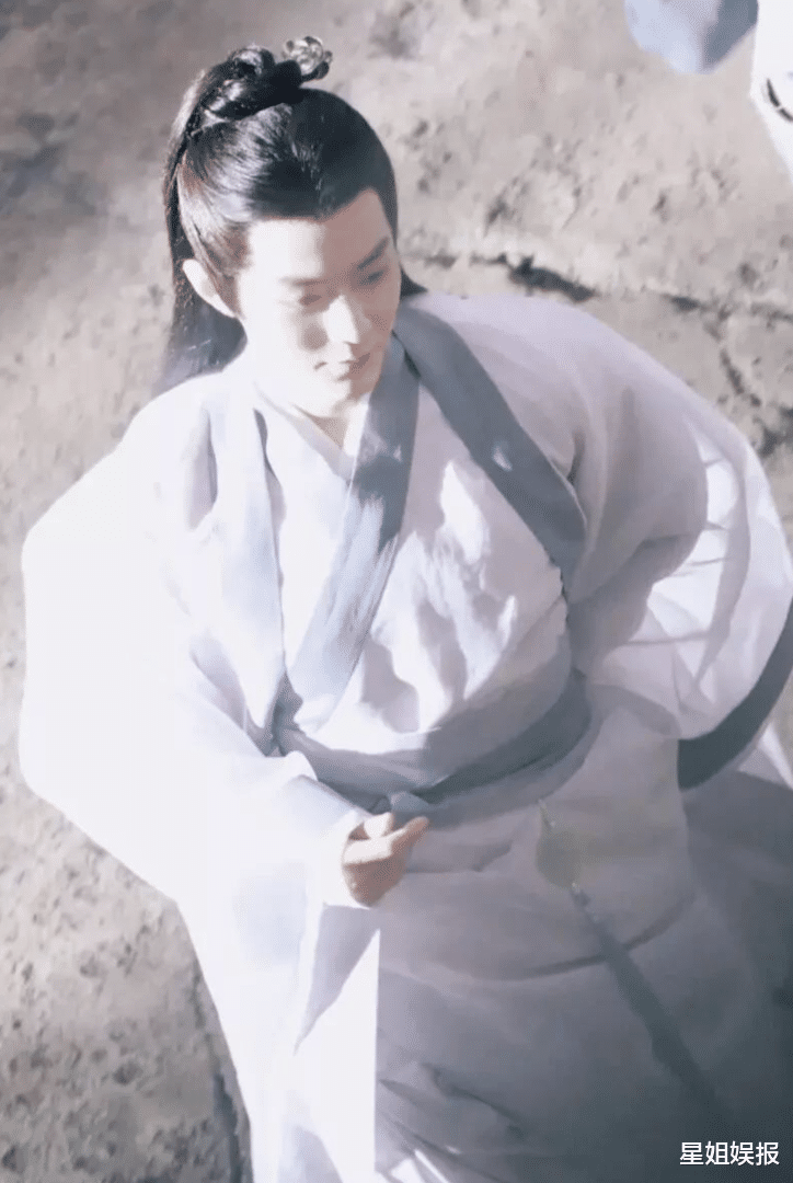 肖战|肖战被私生堵在房间门口！全程对着门不说话，密码还疑似被乱按进不去