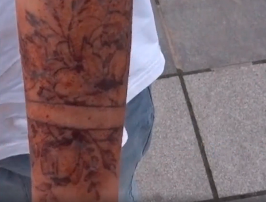 女孩 未满14岁女孩花300元钱偷纹花臂，母亲哭诉：把我女儿的未来毁了