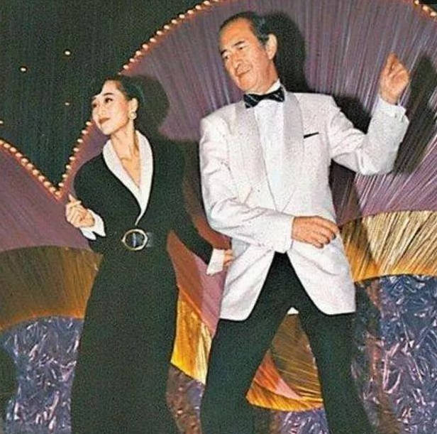 利智|利智全家福曝光，利智容颜不老，两个女儿一言难尽，李连杰娶对了