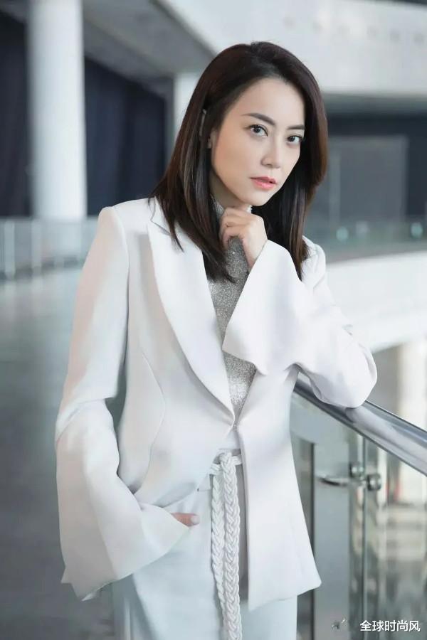 腾讯|霍希汶好霸气 职业服装穿出女王范 不愧是“金牌经纪人”