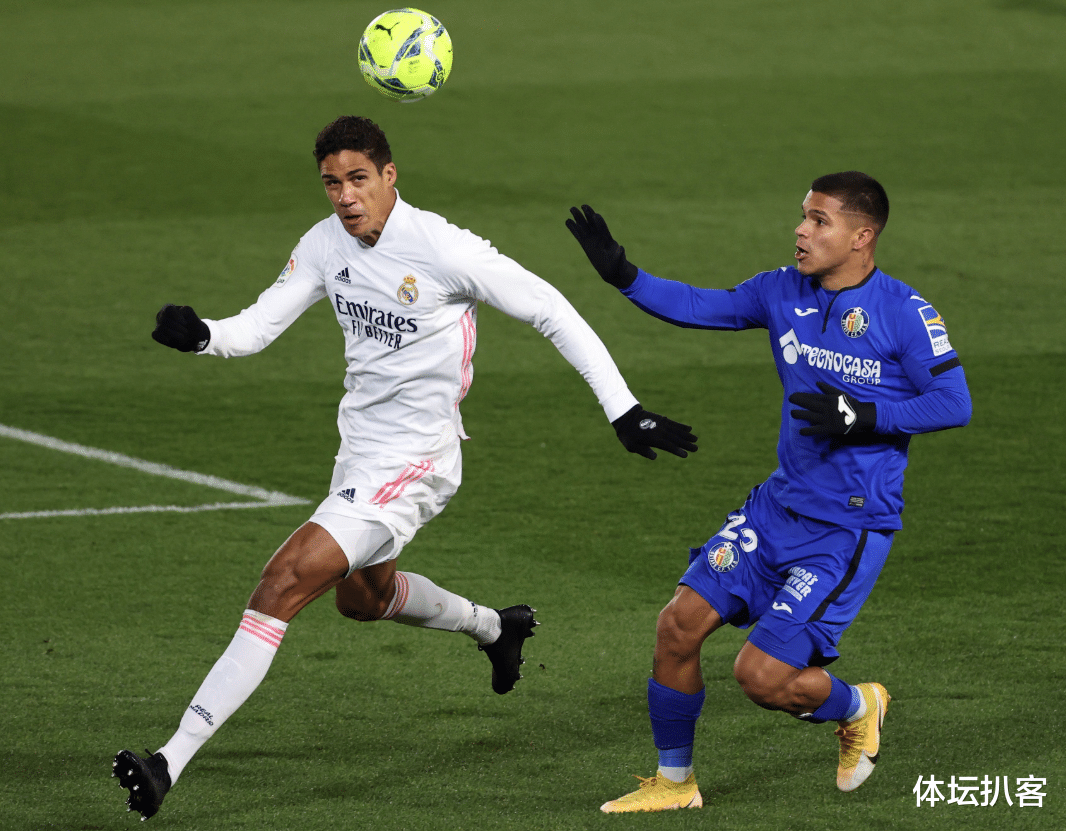 皇家马德里|6分钟轰2球！皇马2-0反超巴萨，仅落后马竞5分，西甲争冠悬念归来