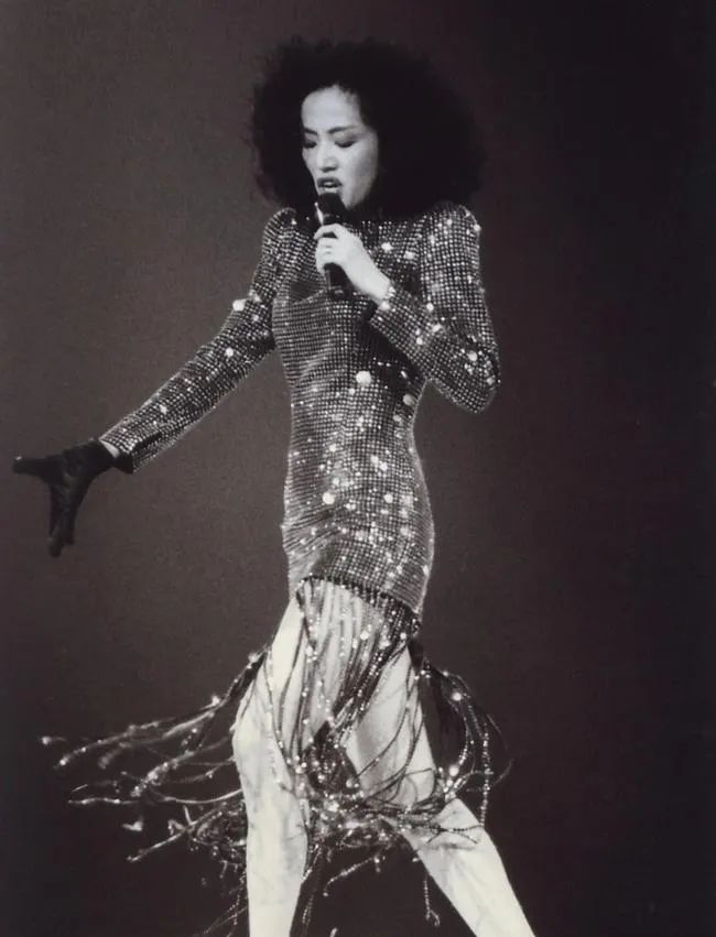 王菲|艳压内娱女星10多年的她，如今画风突变！网友：以前养眼现在辣眼