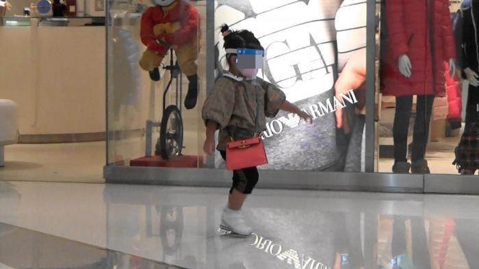 戏剧|何超盈带女儿逛商场，全程体贴照顾，2岁荷包蛋背爱马仕包显贵气