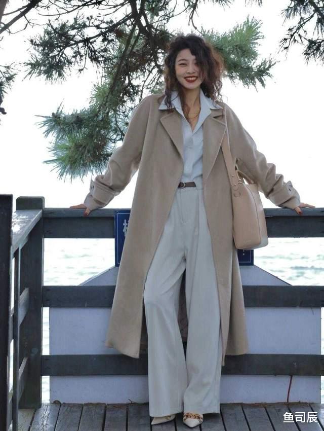 鱼司辰 秋冬流行的米色款式大衣,搭配上半身裙或阔腿裤,优雅又大方