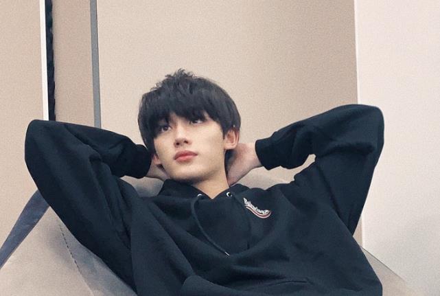 丁程鑫|丁程鑫半夜两点更博,斥责私生跟车影响到安全:给他留点自由吧