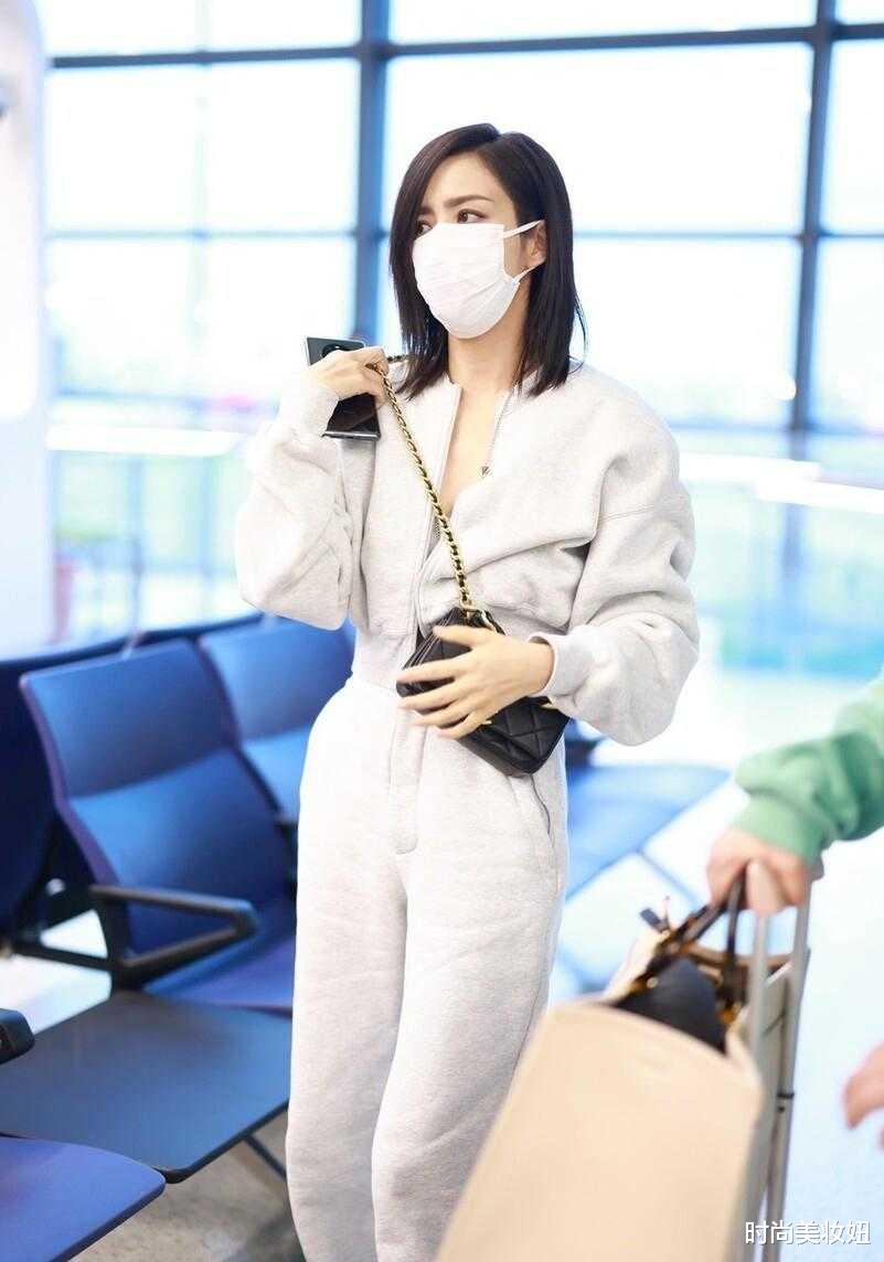 时尚美妆妞 佟丽娅穿衣真有“心机”，棒球服配巴掌大的内搭，显高又洋气