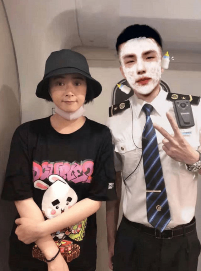 蒋欣|38岁蒋欣素颜曝光，摘口罩与乘务员合影，粉丝：开特效都没她脸小