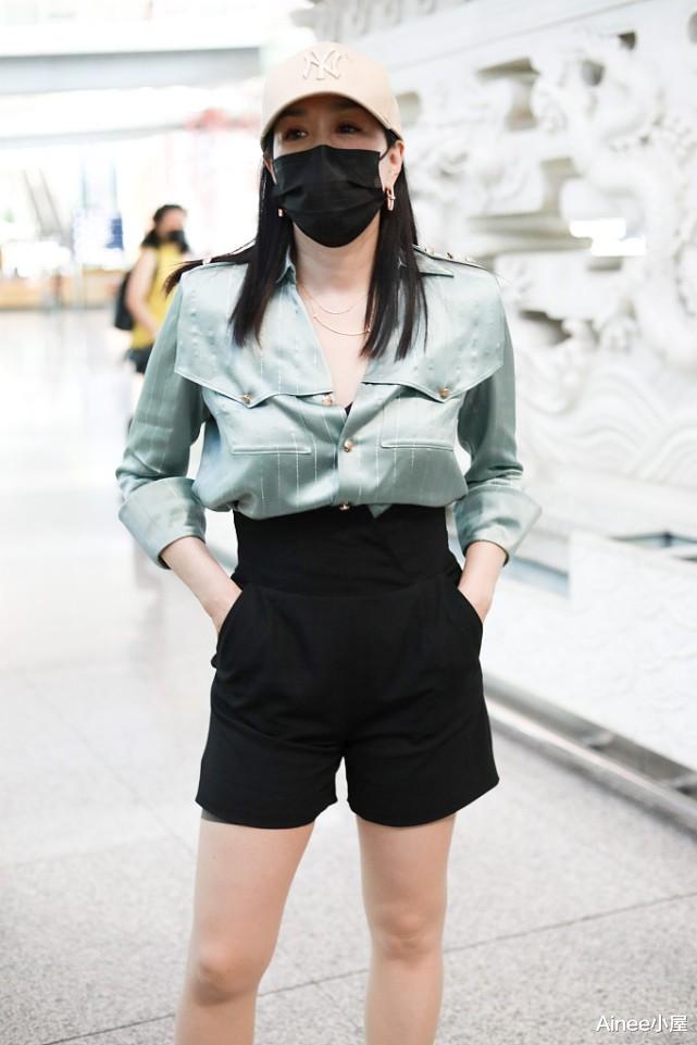 Ainee小屋|钟丽缇为显出成熟气质真拼，松垮衬衫配紧身短裤，腰细成两条线