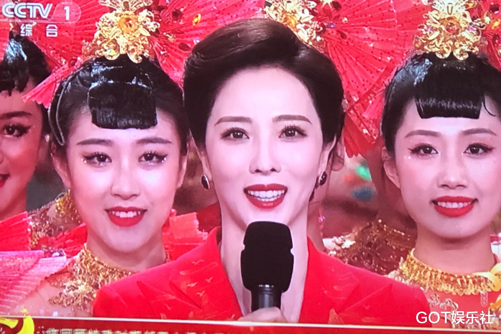 春晚|春晚：新主持人张韬被赞好帅，王一博关晓彤扛住央视镜头颜值高