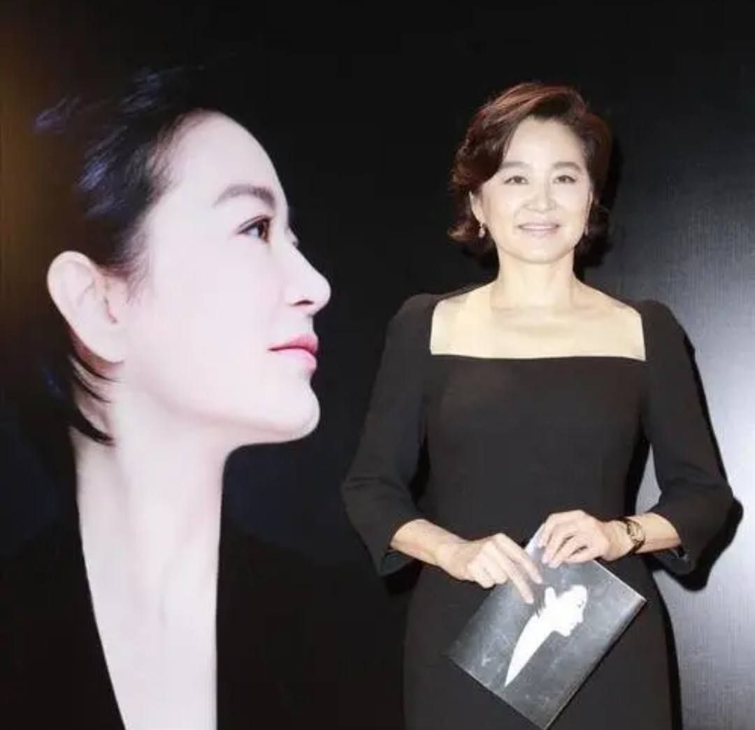 马尾辫 林青霞短发烫微卷很时髦，一身红装配黑披肩，人群中可以美成焦点