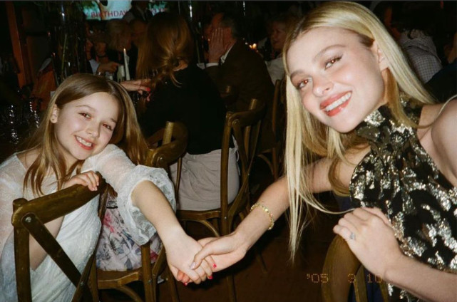 二哥|贝克汉姆爱妻晒全家出游照，10岁小七搂大哥二哥女友合影超亲密