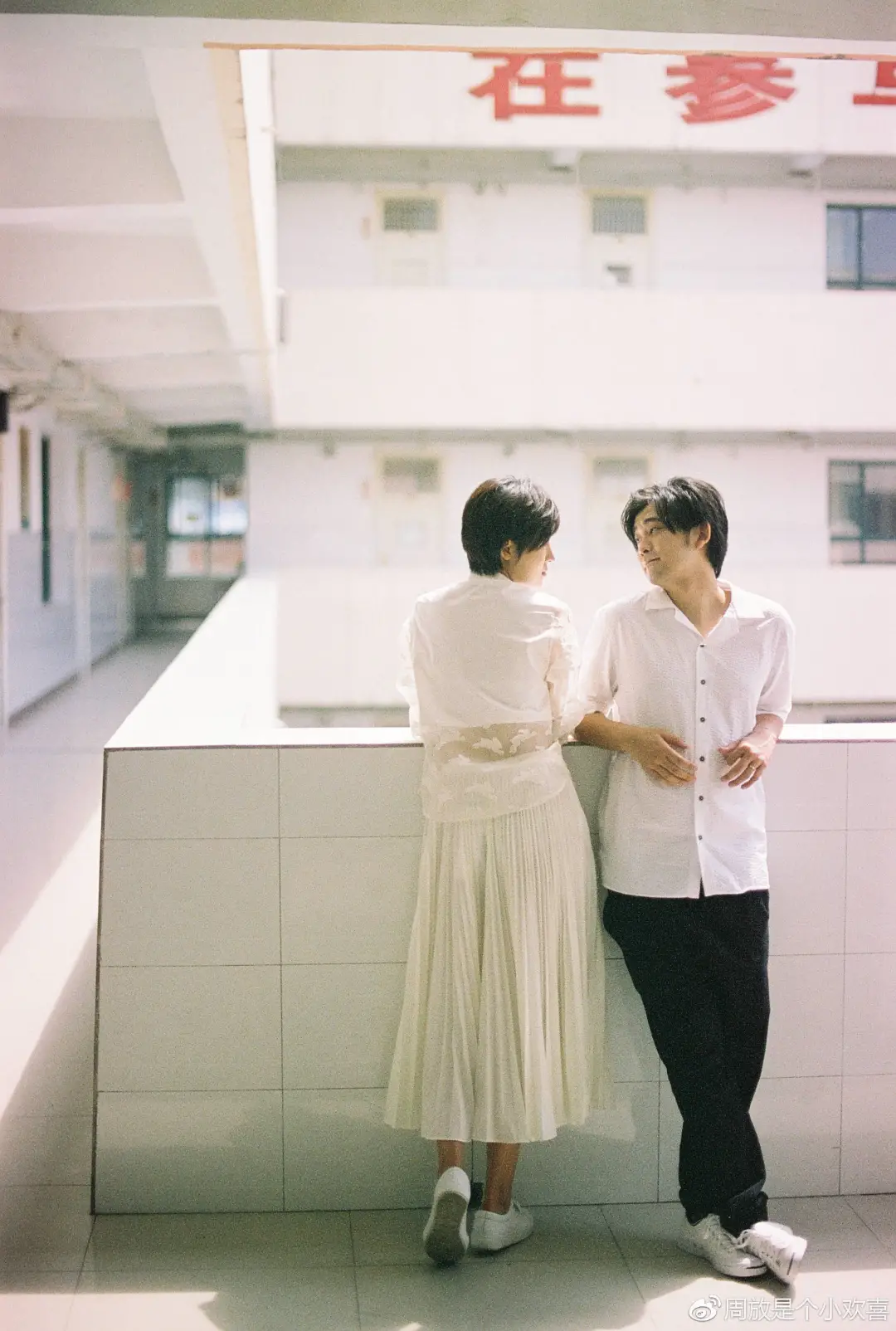 周放|被赞“内娱玫瑰”,28岁官宣嫁给幼儿园同学:娱乐圈的男人,我看不上