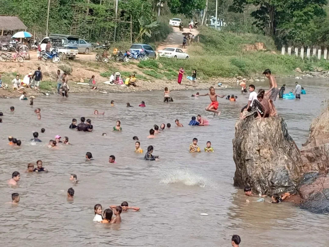 风水人生 泼水节第三天，缅甸掸邦边境民众聚集河边玩起了“湿身派对”