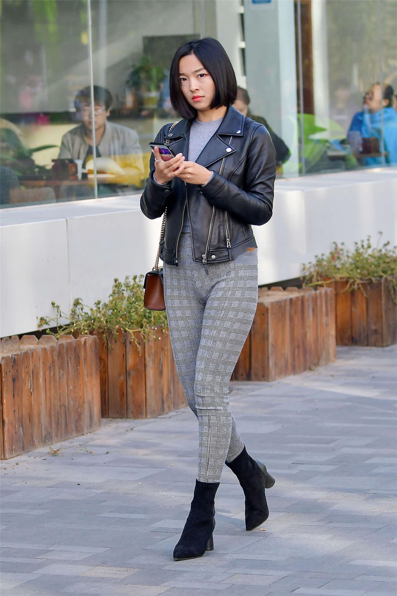 皮衣|潮流黑色皮衣搭配格纹修身裤，干练有气场，很有职场范儿