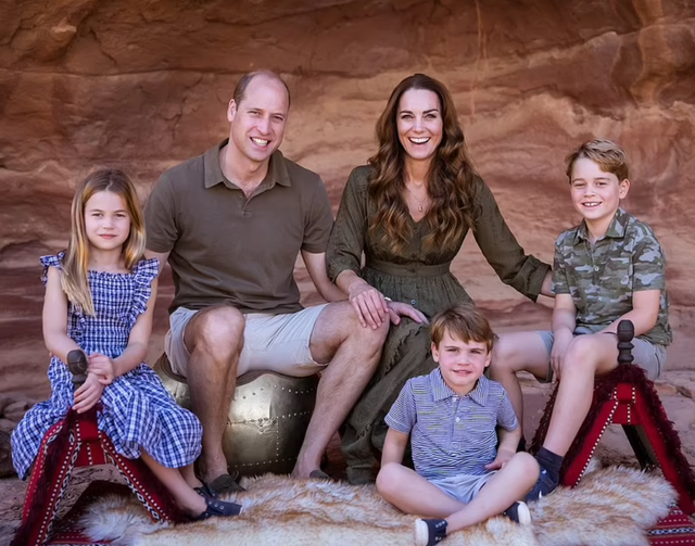 威廉|威廉凯特一家悄悄度假，女王送妈妈的耳环给凯特，路易笑得很开心