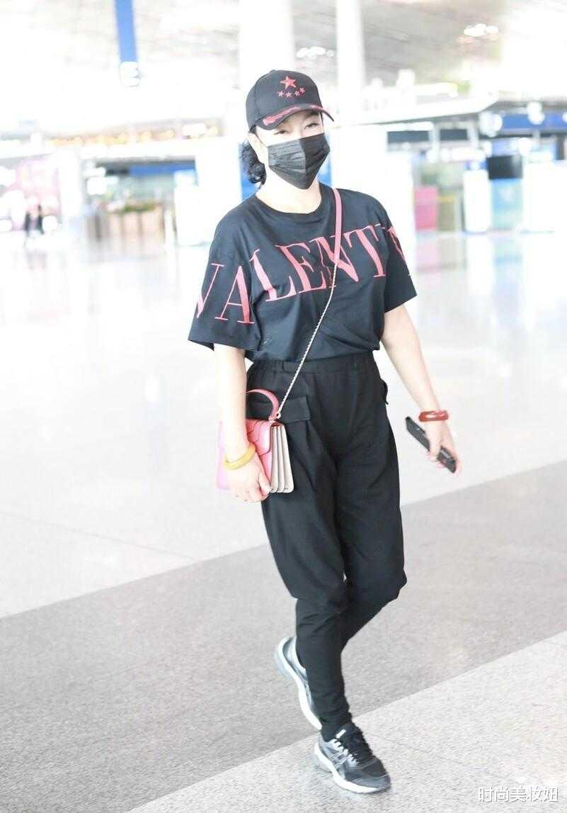 刘晓庆|刘晓庆真不像69岁奶奶，穿T恤配小脚裤，粉色包包少女气息浓郁