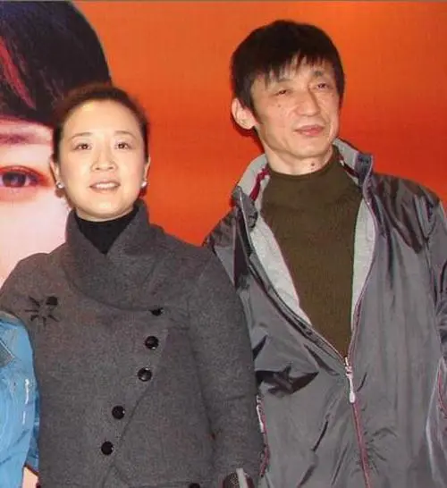 |53岁的陈小艺:被爆车吻照,密会小鲜肉,却与丈夫分居11年不离婚