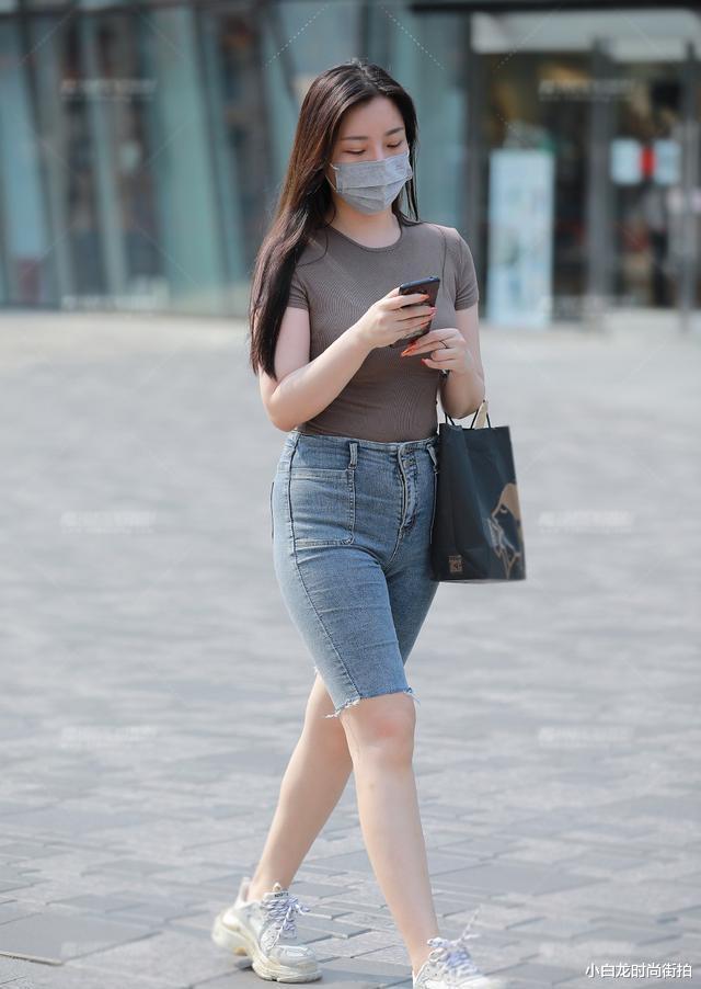 小白龙时尚街拍|灰色针织短袖搭配五分紧身牛仔裤，臀大胯宽也能穿，还很有女人味
