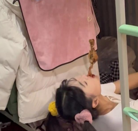 痘痘 吃鸡腿是为了减肥？女大学生“花式减肥法”引热议，网友：不理解