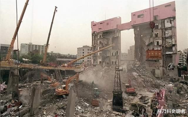 吾乃料史明者 商场为一天的营业额，导致大楼在20秒内塌为平地，502人遇难