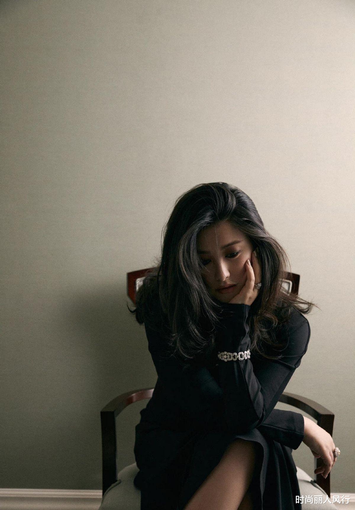 时尚丽人风行 朱珠产后首次公开亮相!穿黑裙戴鸽子蛋有豪门范,正式复出排场大