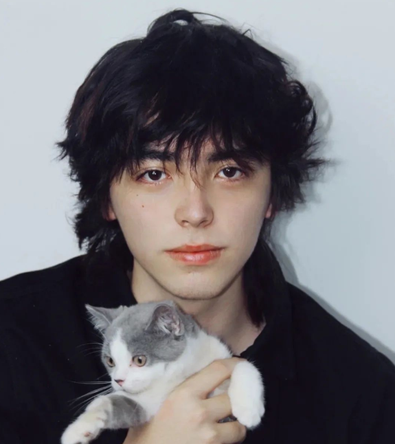 InsDaily|这位“中俄混血帅哥”火了!不仅长得帅还是清华顶级学霸,太强了