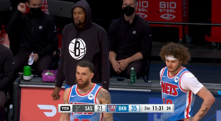 詹姆斯·哈登|哈登第二节替补上场，脱掉外套后造犯规罚球得分，登哥貌似又胖了