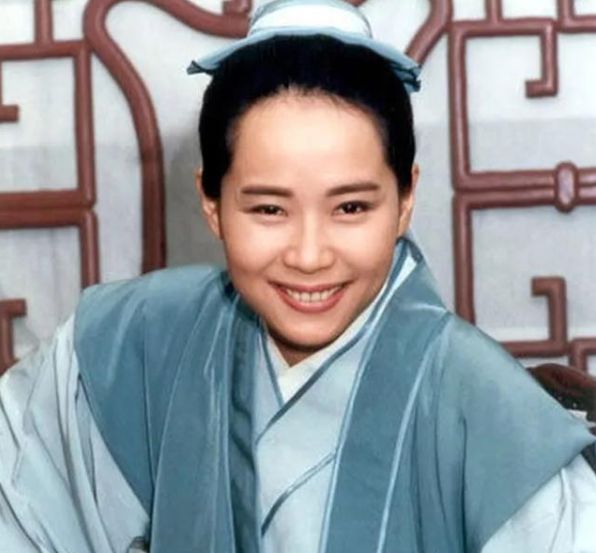 叶童|58岁叶童瘦到认不出？头发凌乱脸颊凹陷，吃路边摊无明星架子