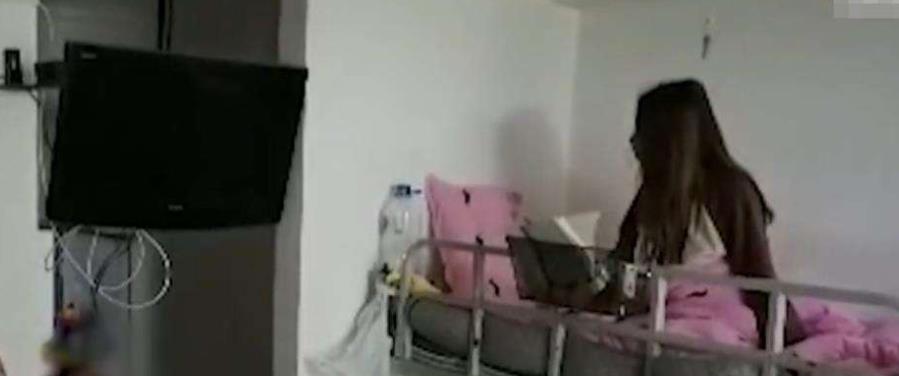 高校 高校女生寝室花式吃鸡腿走红，评论区分两派，网友直言：故意的