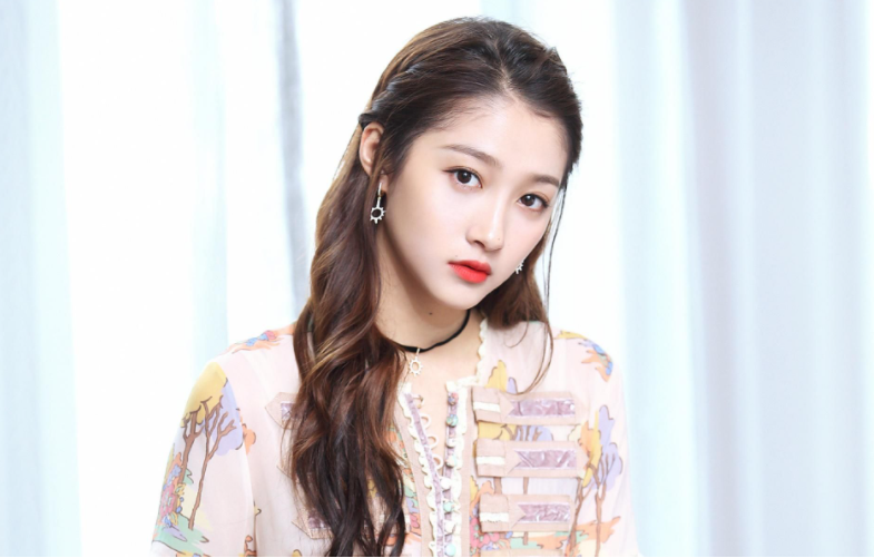 关晓彤|关晓彤自称“全宿舍最丑”，原以为是谦虚，看到合影我信了！