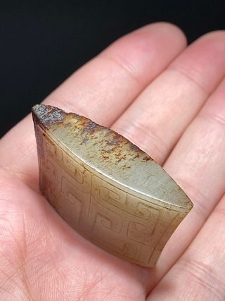 和田玉籽料|战汉 和田玉籽料 白玉沁色 勾云纹 剑珌