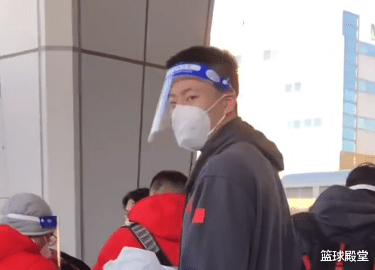 男篮|球迷在日接机男篮！全员送签名后闲逛，艾伦获亲笔信，金金太可爱