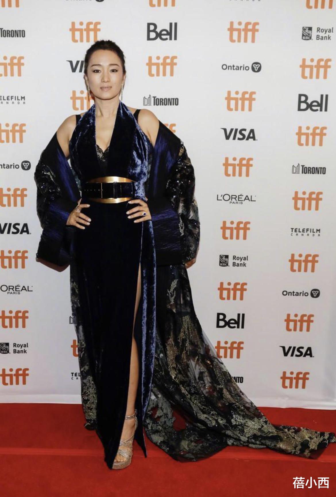 蓓小西|巩俐真是“大婶圈顶流”,穿“上黑下白”抹胸裙气质优雅,真美