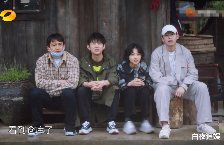 何炅|《向往5》关掉美颜，何炅刚起床就被拍，确定还是“不老男神”？