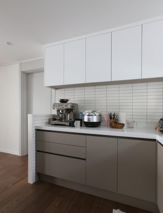 165㎡一家三口同住，不打通客厅阳台，折叠玻璃门做隔断，太巴适了