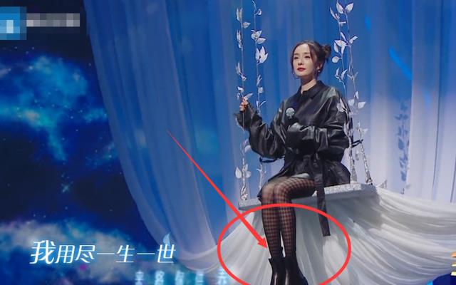 杨幂|把我腿砍一半都塞不进的鞋，杨幂带袜子轻松穿上，竟还有一半缝隙