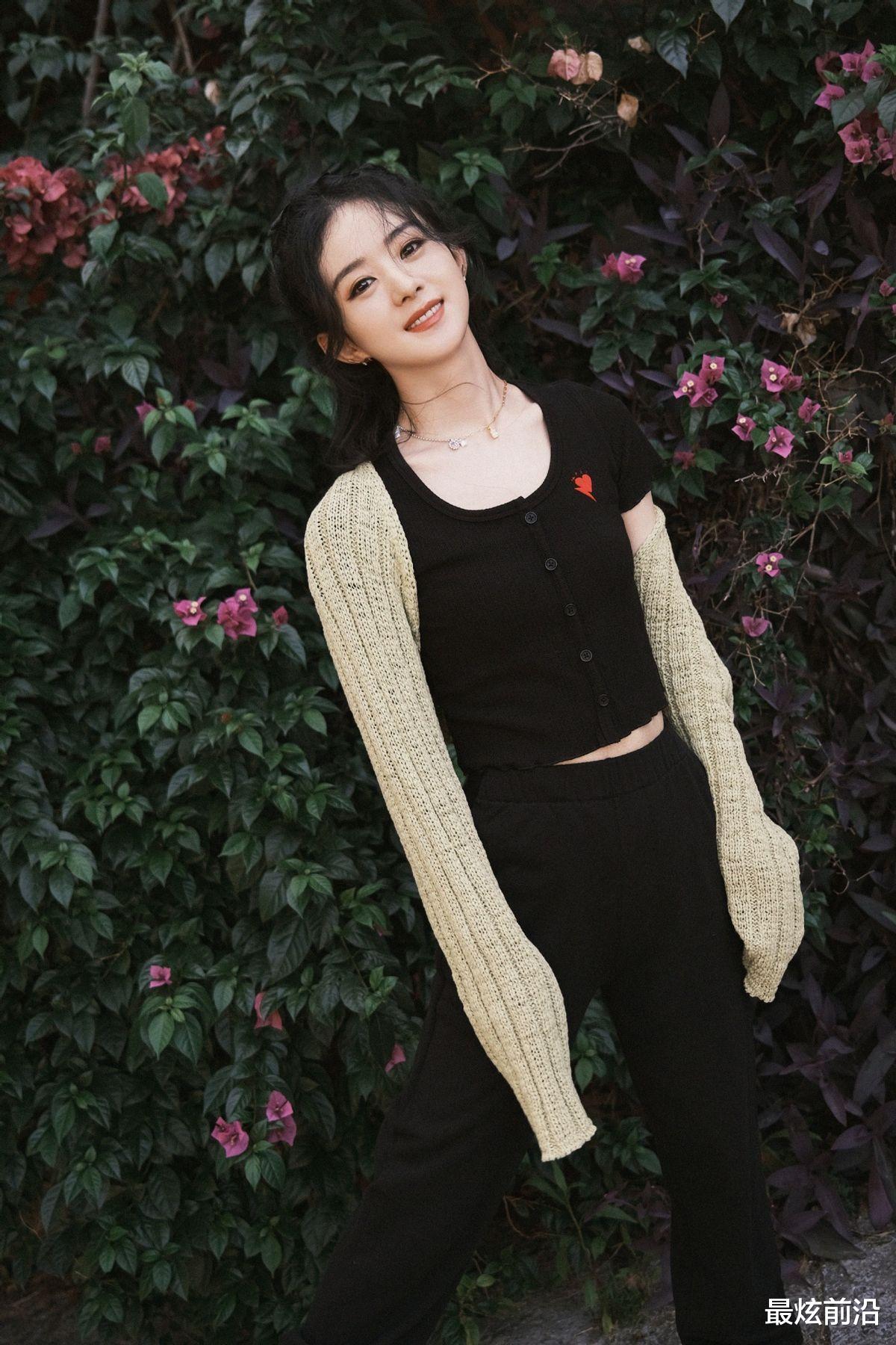 最炫前沿|赵丽颖扮嫩成功！露脐背心配绿色开衫，毫不违和却少女感满满