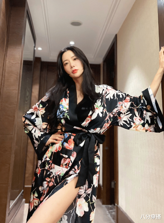 八分穿搭|克拉拉不愧是“亚洲第一美女”，牛仔套装中性飒爽，搭吊带显妩媚