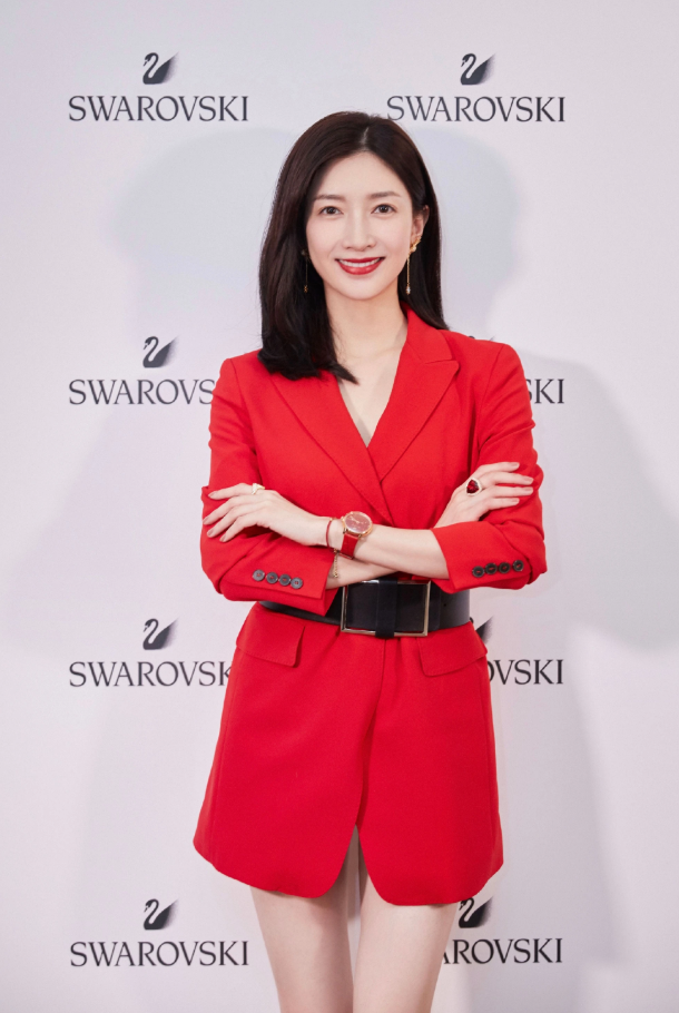 大时尚大观点|江疏影也穿“例假服”，学00后玩下衣失踪，秀出奶油腿不输关晓彤