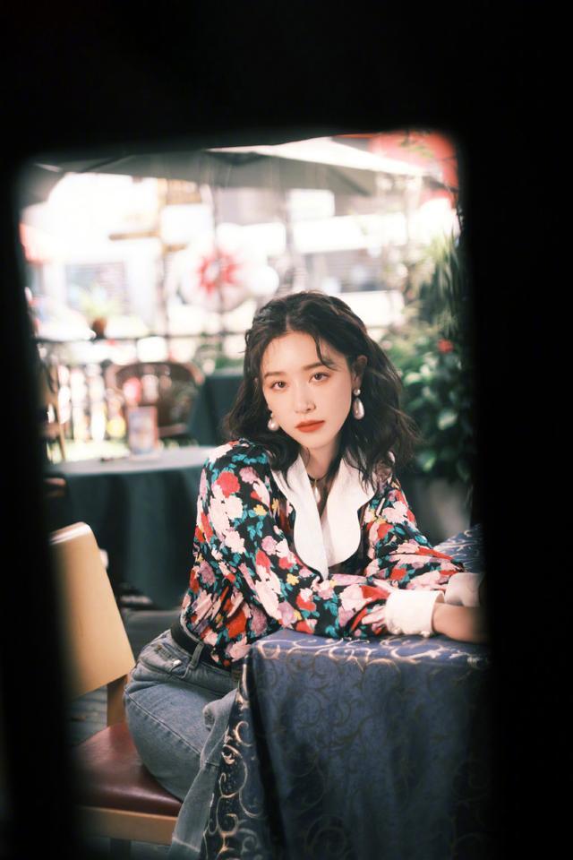 旗袍公馆|阚清子的复古穿搭好绝，花衬衫塞进牛仔裤，勒出蛮腰够抢眼的