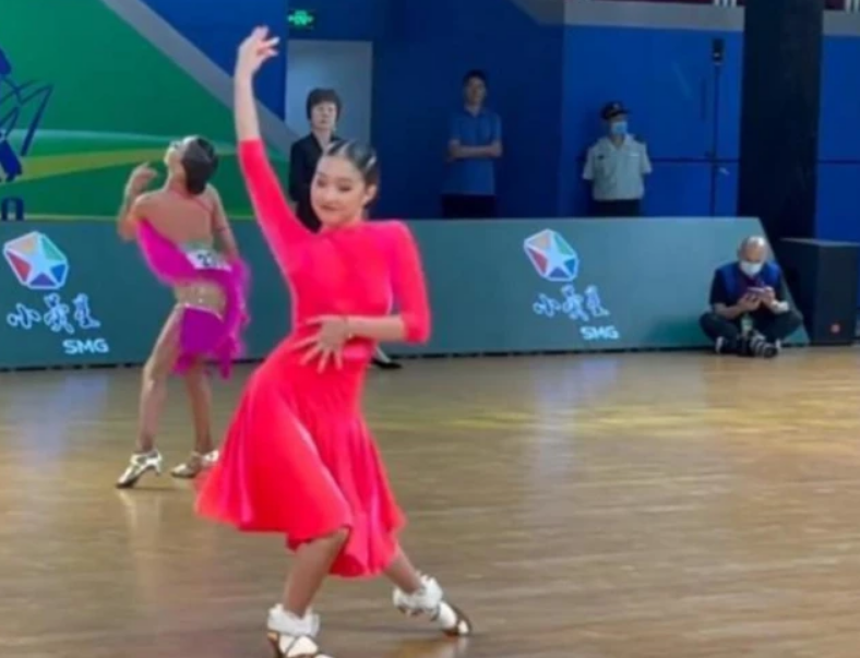 李连杰|马伊琍带女儿比赛被拍！穿背心拖鞋打扮随性，女儿一脸严肃太紧张