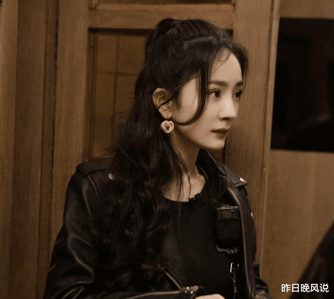 杨幂|美女也独自逛街?杨幂现身商场被偶遇,又白又高又瘦人群中太亮眼