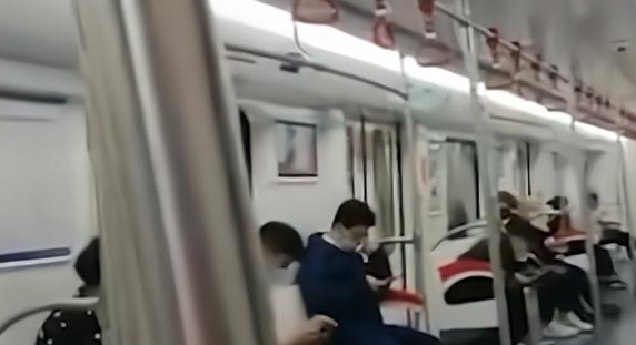 守前所为说游 令人作呕！山西一大爷地铁上公然上演不雅行为，身边乘客纷纷离开