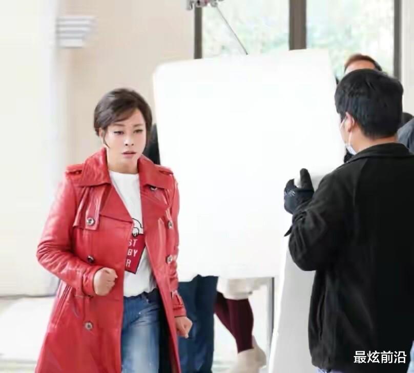 最炫前沿 67岁刘晓庆真不服老,穿红大衣配牛仔裤,看上去就像25岁的小姑娘