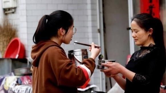 天明情感说 高中生家长送饭算溺爱巨婴？学生当街吃饭被吐槽，家长回应很解气
