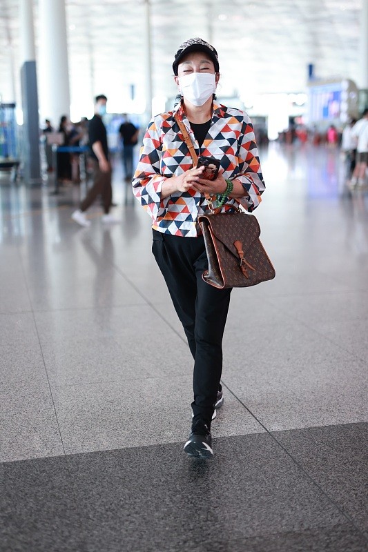 BiuVogue 刘晓庆虽然上了年纪，但心态很年轻，穿彩色上衣很时髦
